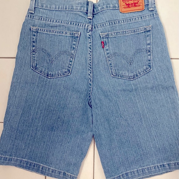 Levi’s perfectly slimming short - Picture 2 of 3